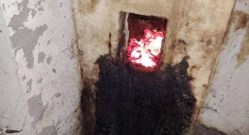Lángolt a kémény, négy embernek kellett elhagynia otthonát Kisújszálláson