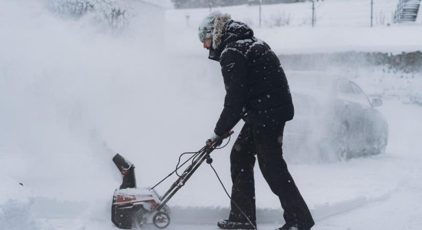Rengeteg magyart érintő újabb riasztás jelent meg – hatalmas hó van úton, nem érdemes útra kelni