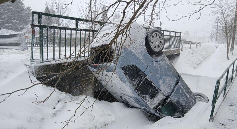 Rendkívüli helyzet: brutális körülmények az utakon a hóvihar miatt