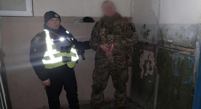 Katonaszökevény támadt késsel emberekre Kijevben, ketten megsérültek