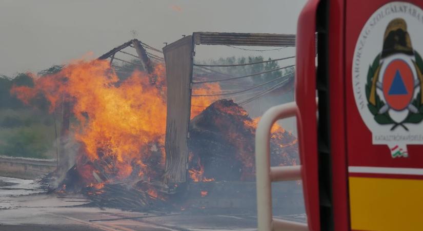 Tűz az M7-es autópályán, lángokba borult egy kamion