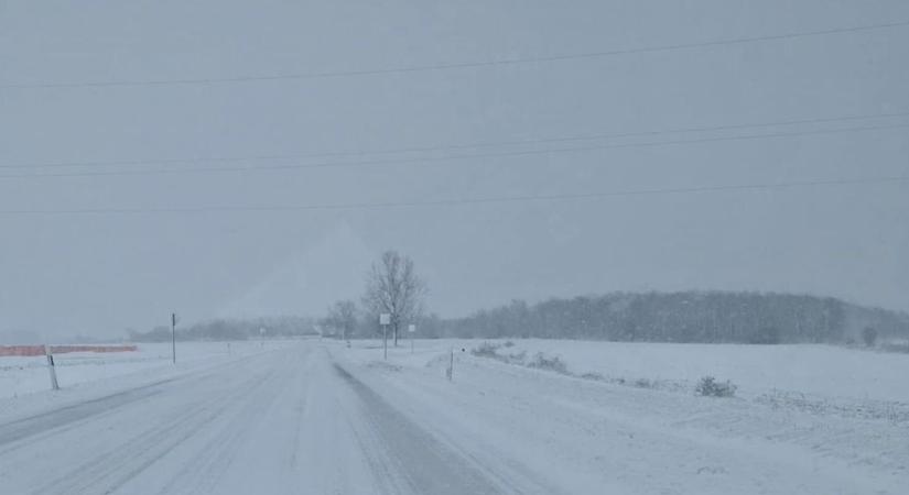 Kemény helyzet - Fertőújlakra terepjáróval viszik a kenyeret
