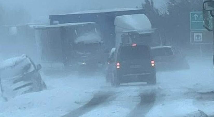 Járhatatlanná vált az út az osztrák határ irányába, leállt a forgalom