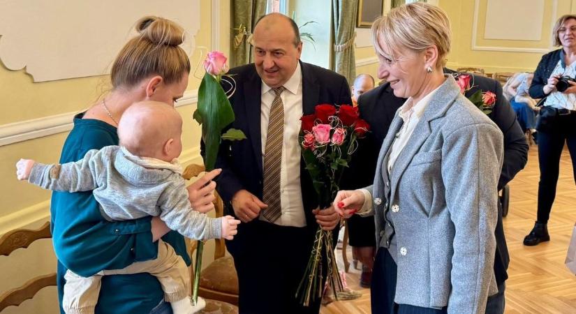 Húsz család kap segítséget az idei év első babaköszöntőjén Komáromban
