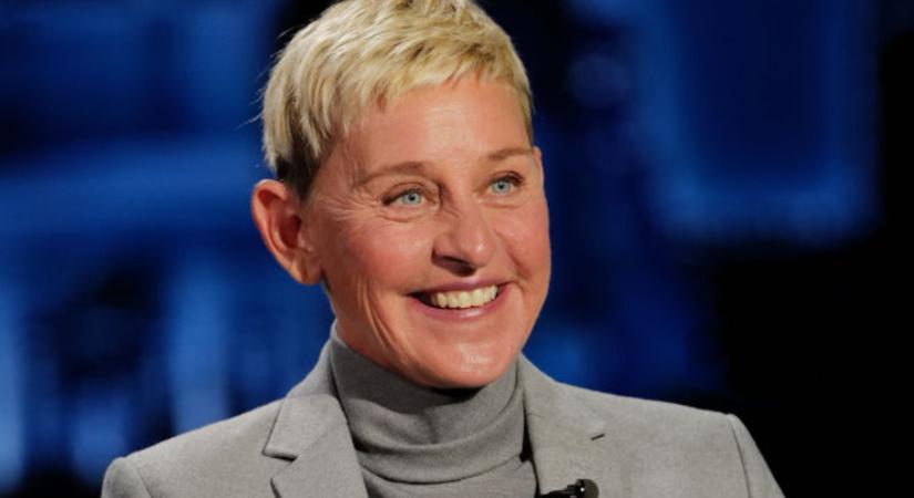 Három kanapé tévé nélkül – Ellen DeGeneres gyönyörű nappalija szembe megy a trendekkel