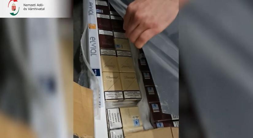 Üveg helyett 8 400 doboz cigivel táblázták ki az ajtókat – videóval