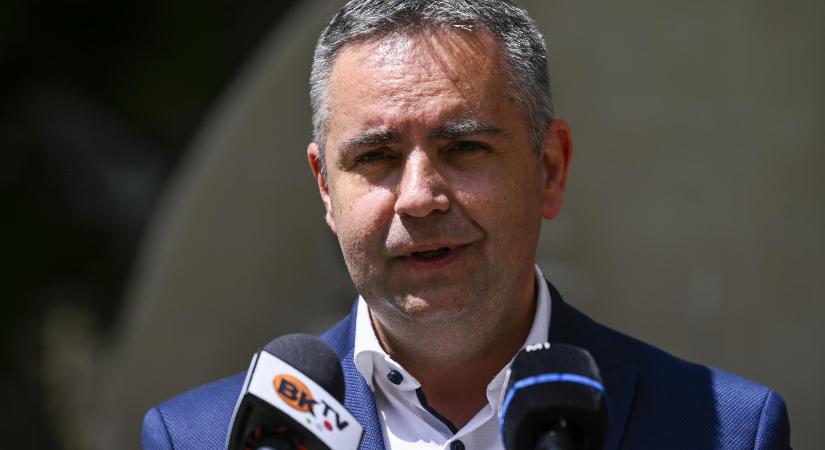 Megmagyarázta a fideszes jelölt, miért kampányolt polgármesterek fotójával a tudtuk nélkül