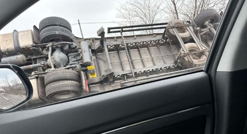 Árokba borult kamion bénítja a közlekedést Kunszentmárton közelében