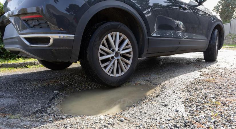 Kátyúba hajtott és megrongálódott az autója? Ezt kell tenni, hogy fizessen a biztosító!