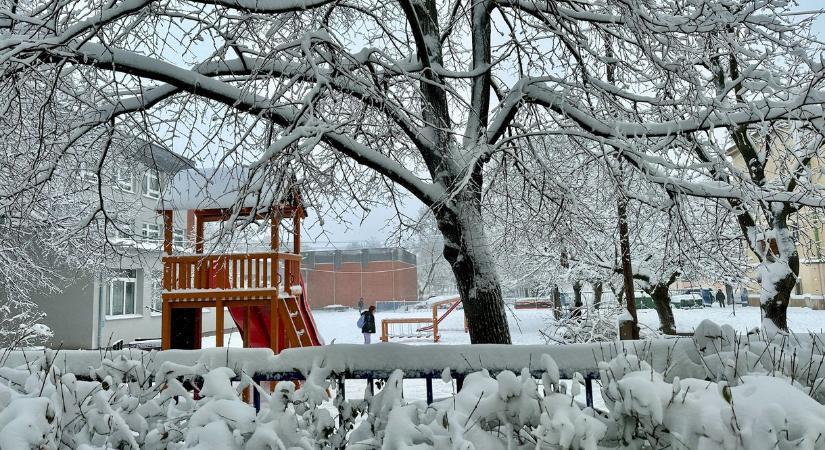 Több iskolában is tanítási szünetet rendeltek el a rendkívüli időjárási körülmények miatt