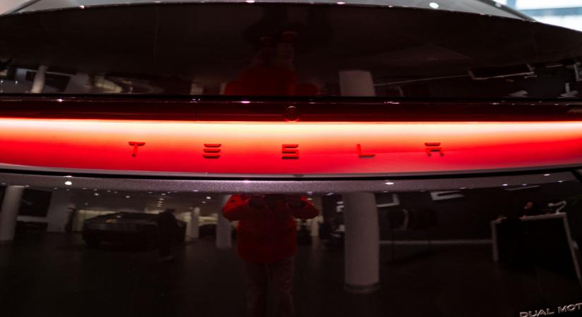 Durva lépésre szánta el magát a Tesla: olcsó kocsival csábítják a vevőket