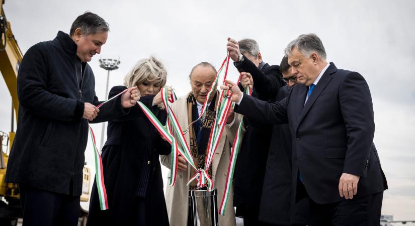 Nem fogja elhinni, mit tettek Orbánék abba az időkapszulába, amit a repülőtér új termináljának alapkövénél helyeztek el