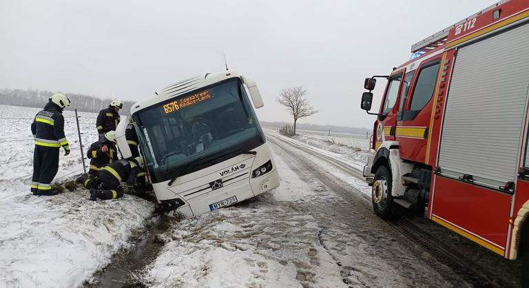 Árokba csúszott egy autóbusz Reszneken, kamionmentő és munkagép mentette ki a járművet