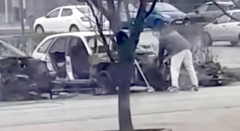 Csákánnyal és flexszel kezdtek roncsautókat bontani a bevásárlóközpont parkolójában, előállították őket