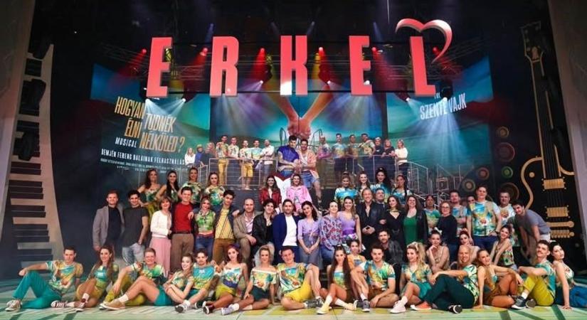 Nosztalgikus balatoni életérzés, elképesztő látványvilág – a színpadon is hatalmas siker a Hogyan tudnék élni nélküled? előadás