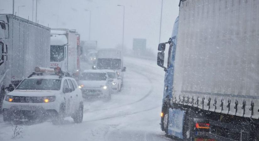 Szombathelyen belül is keresztbe csúszott kamionok blokkolják az utat
