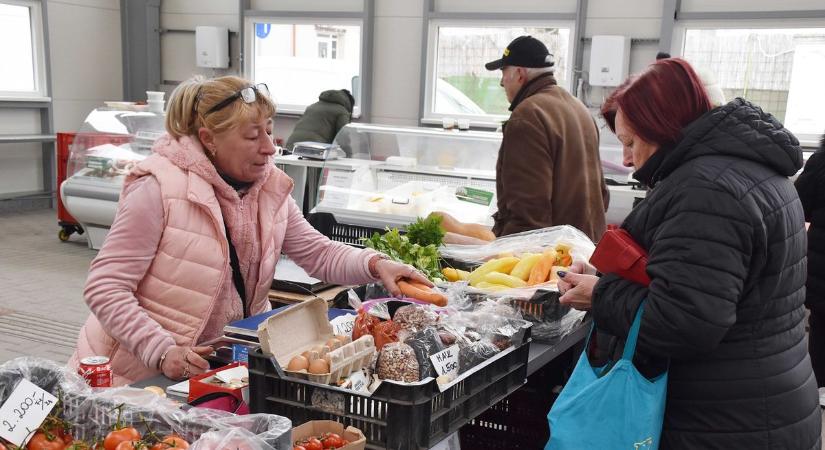 Ez a rostban gazdag hazai gyümölcs legyőzte az aranyáron mért görög epret a jászárokszállási piacon – galériával, videóval