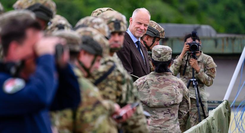 A katasztrofális hóhelyzetről tett ki videót a miniszter: már a honvédség is bevetésre készen