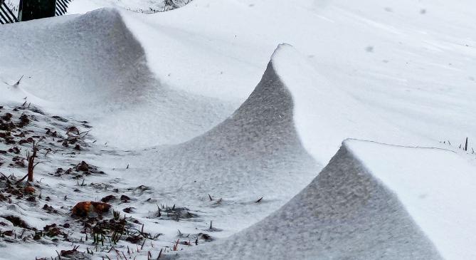 Hókáosz nyugaton - épülnek a hótorlaszok