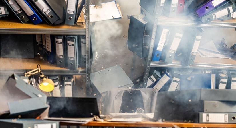 Lángok csaptak fel a szobában, repkedtek az égő papírdarabok