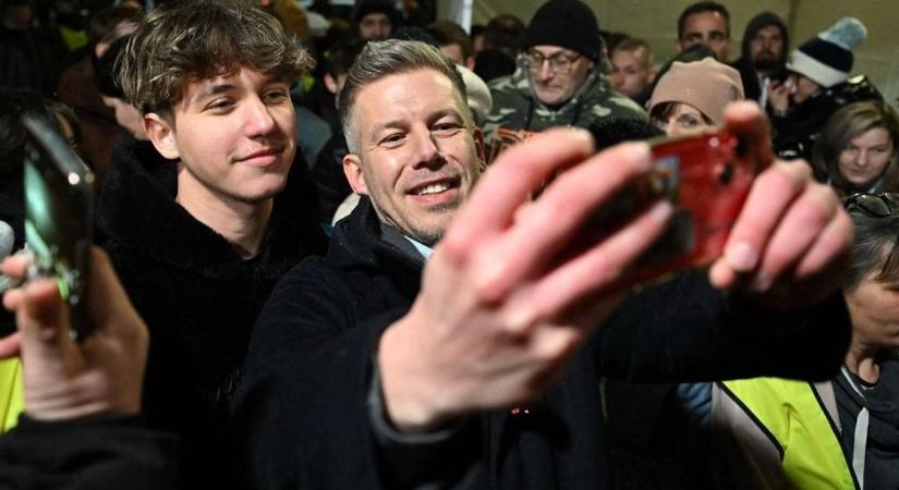 Magyar Péter tiltakozik a kormánypárt háborúellenes kampányvideója ellen – ez a vérontás nyílt támogatása