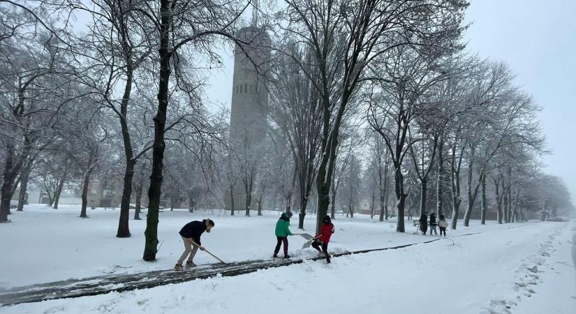 Segít a Berg-iskola, lapátolják a havat a diákok Kapuváron - fotó