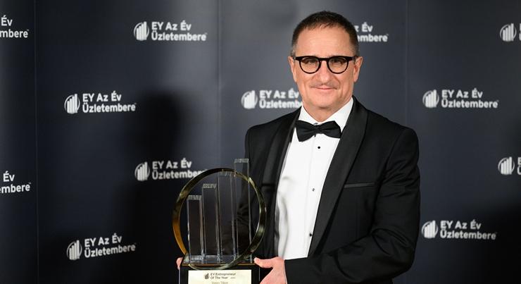 Rangos üzleti díjjal jutalmazták a magyar befektetőt – jön a globális megmérettetés