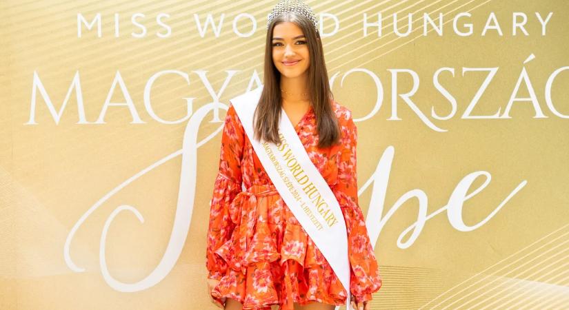 Katzenbach Andi brutális dekoltázsával minden szemet magára vonz