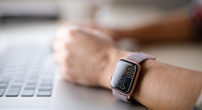 A szemünk után a karunkat is elfoglalná a Facebook