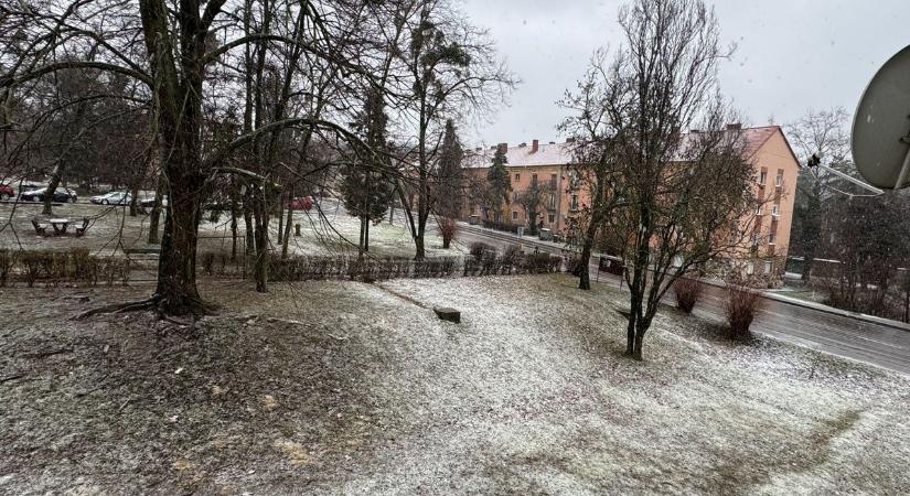 Hát elkezdődött: hatalmas pelyhekben hullik a hó Pécsen, Komló is kifehéredett (VIDEÓFOTÓK)