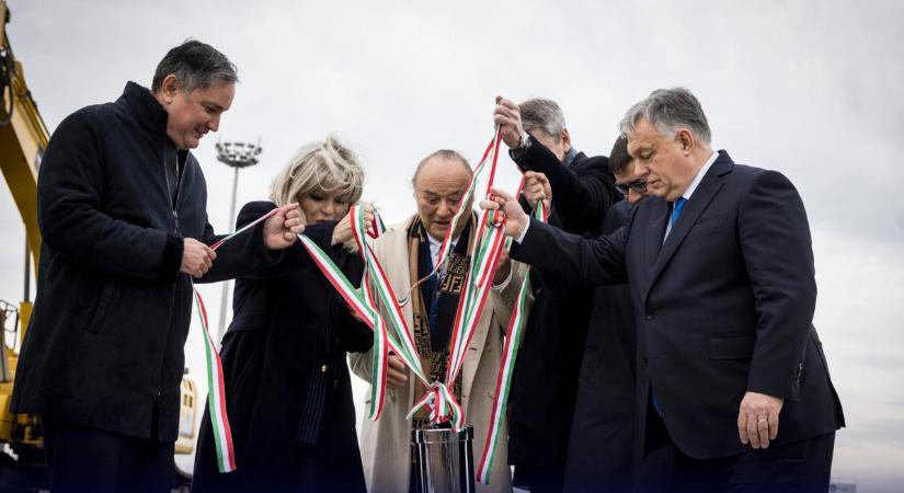 Orbán Viktor: Hamarosan itt is lobog a szélzsák!