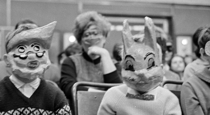 Afrikainak öltözött gyerekek, rémisztő álarcok és vicces maskarák: mai szemmel nézve nagyon furcsák voltak a régi farsangi jelmezek