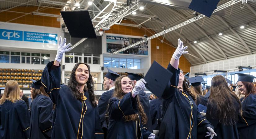 Diplomaátadó és jogi doktorok avatása: újabb három kar hallgatói vehették át oklevelüket a Széchenyi István Egyetemen