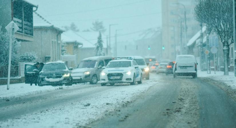 Káosz a zalai utakon: tucatjával akadtak el kamionok, autók megyeszerte