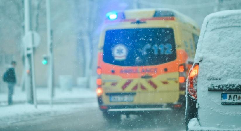 Megint baleset történt az M7-esen a Balatonnál, felborult egy kisbusz