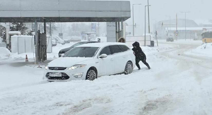 Megbénult a közlekedés a havazás miatt, 8000 lakásban nincs áram