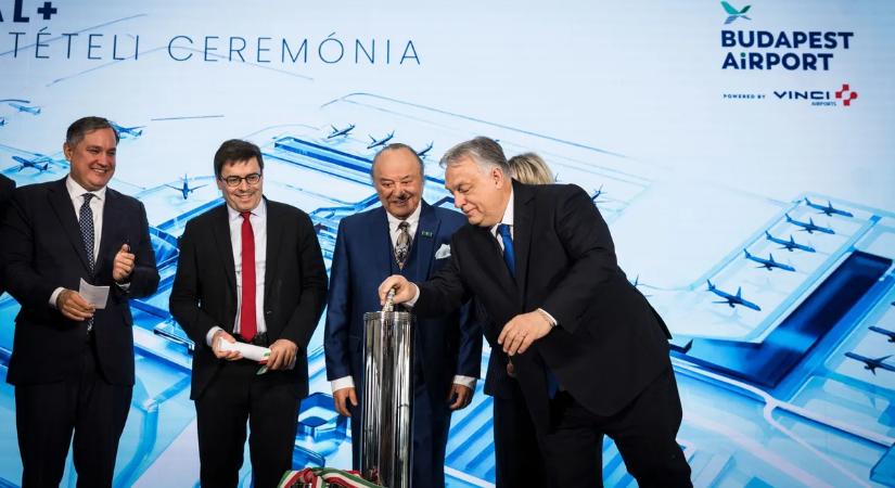Orbán Viktor a friss Nemzeti Sportot helyezte el a reptéri időkapszulában – fotó