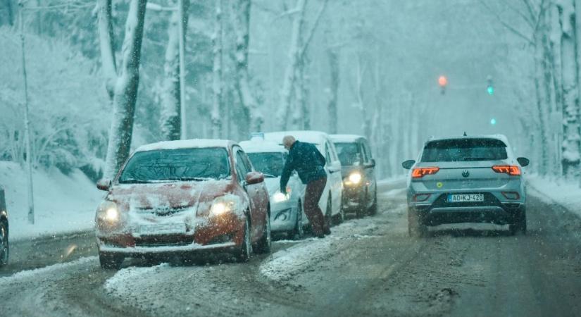 Takarítják az utakat Zalaegerszegen, de neked is van dolgod! Sok helyen parkoló autók akadályozzák a munkát (galéria, videó)