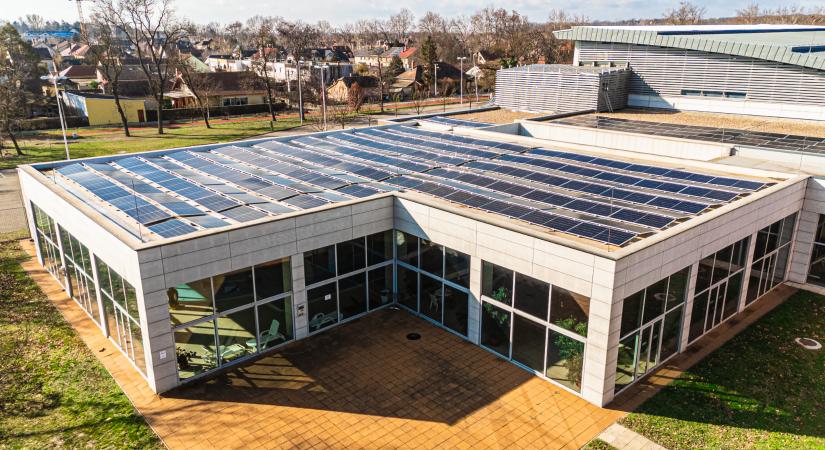 Sok milliót takarít meg a strandfürdő új napelem-rendszere