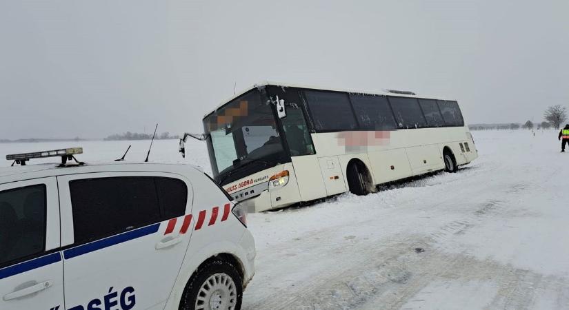 Árokba borult egy munkásokat szállító busz Lócs térségében