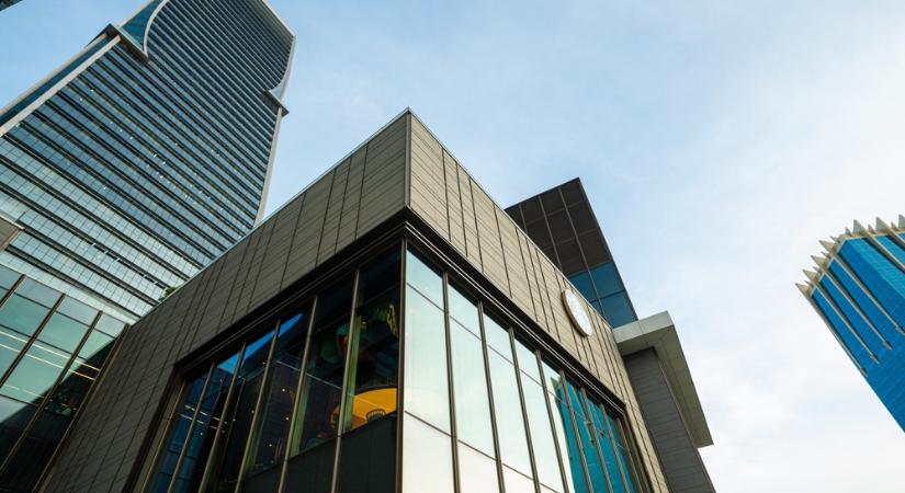 Kizuhant a híres divatáruház alapítója a 18. emeletről