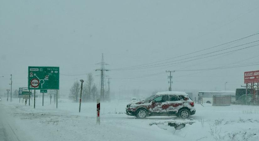 Vas megyében már 30-40 centi hó esett, most hordja a szél