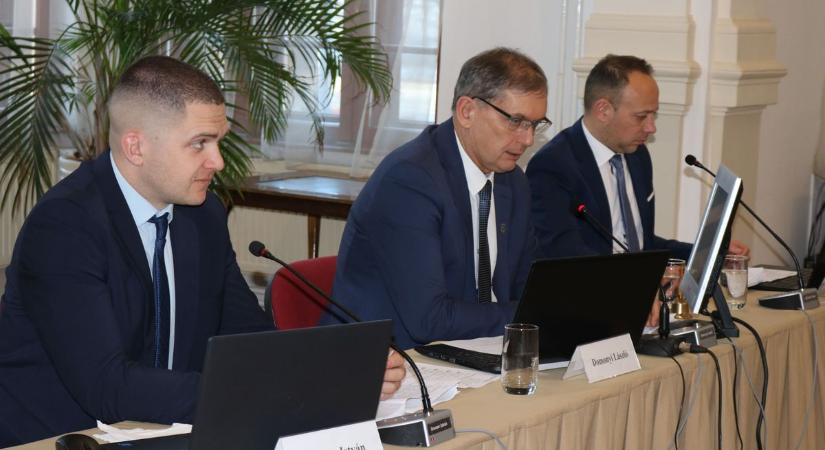 Béremelések, fürdőfejlesztés, új kamerák: megszavazták Kiskőrös 20,3 milliárdos költségvetését – fotók