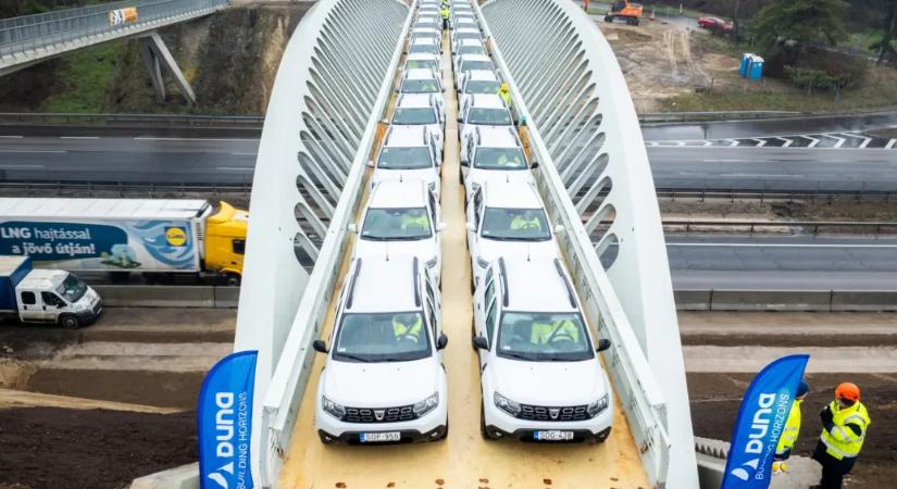 32 hófehér Daciával tesztelték a Velence mellett épült gyalogos-kerékpáros hidat