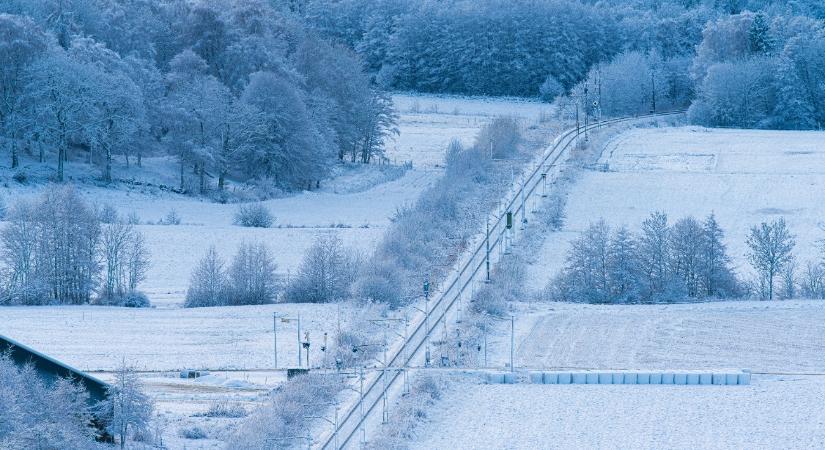 A kamionok felén téli gumi sincs – vízszintes hóvihar a nyugati határon