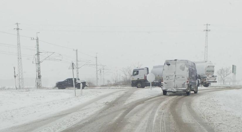Összefogás a hóban: percek alatt kiszabadították a kamiont Jánosházán