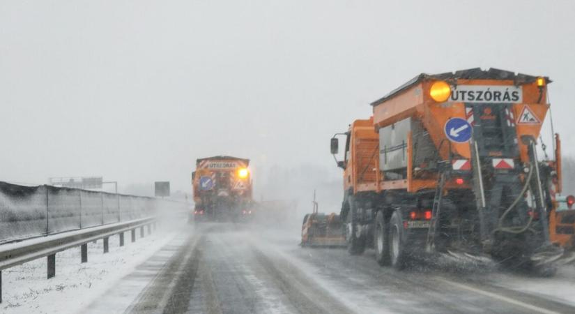 A kialakult hóhelyzet miatt rendkívüli közleményt adott ki a Magyar Közút