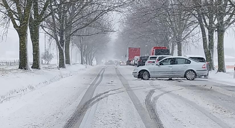 Autók az árkokban, kidőlt fák az utakon: elérte Somogyot a havazás