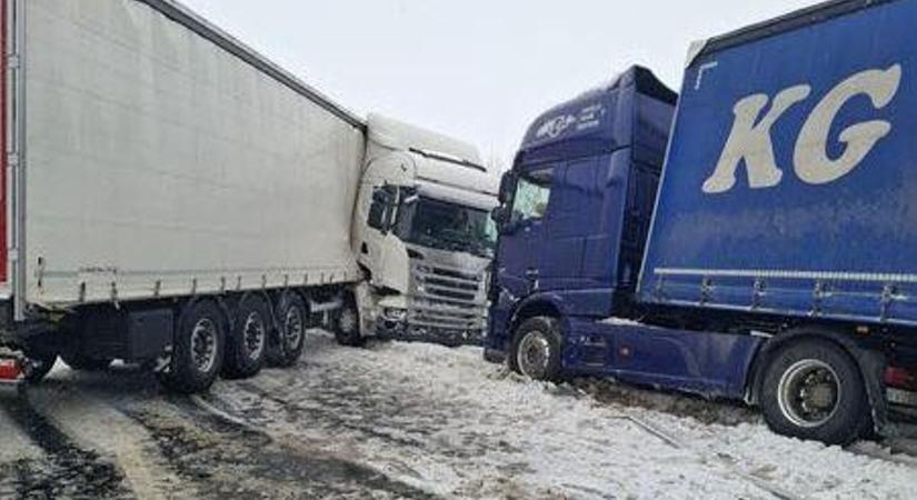 Teljes útlezárás az M86-oson, két kamion ütközött