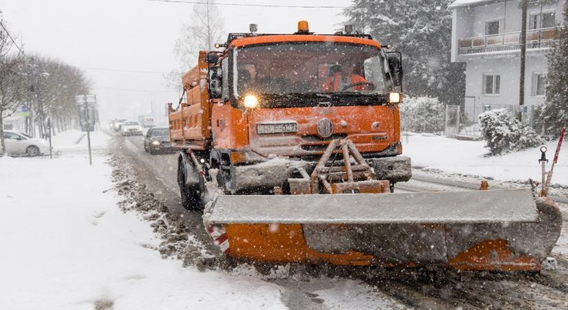 Elakadt járművek, akadozó áramszolgáltatás, hócsapdába került Vas vármegye – képek, videó